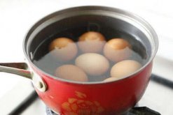 鸡蛋怎样浇灌君子兰，可以用煮鸡蛋的水进行灌溉